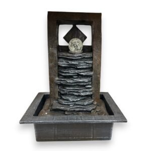 Fuente de agua con cascada y bola de cristal